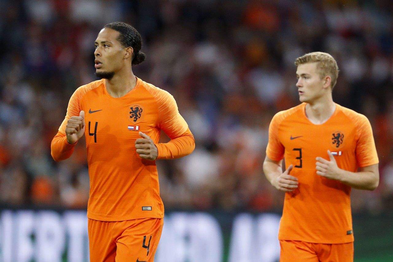 荷兰足球队，荷兰足球队衣服颜色！
